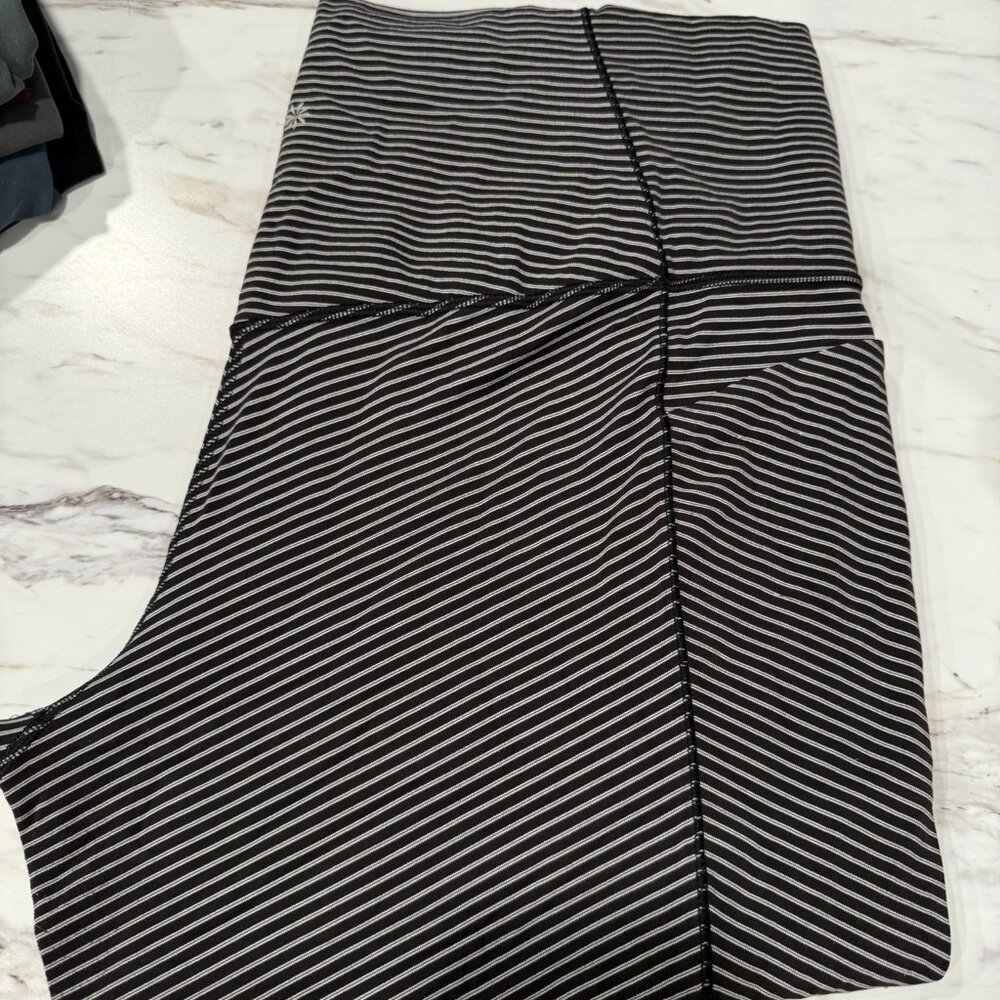 Athleta Striped Salutation Stash 7/8 Leggings with pockets
